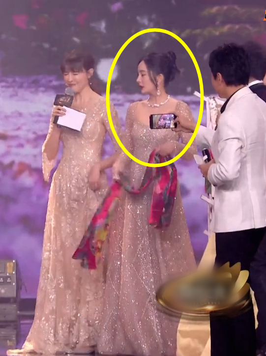 杨幂|唐嫣台上走秀，其他人都礼貌观看，谁注意一旁杨幂眼神？装都懒得装了！