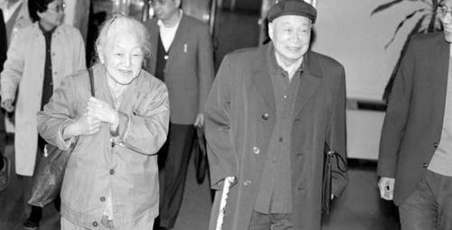 陶莉点评 儿子被人起外号，父亲干脆把真名改成外号，后来这个名字举世闻名