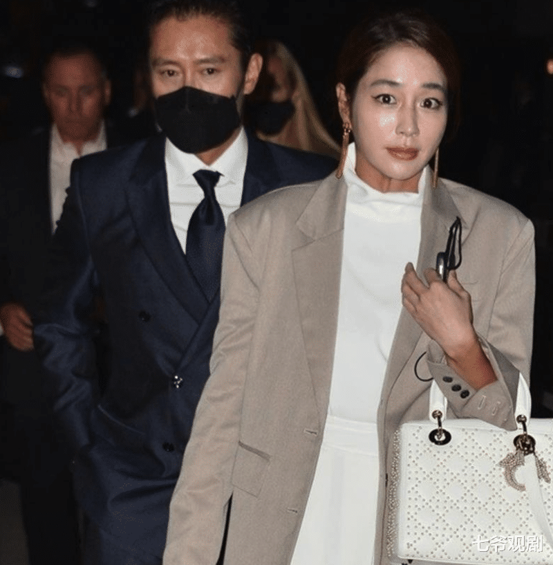 郭采洁|韩国艺人正妻典范！李秉宪老婆闭眼不看桃花，13年后与丈夫合影