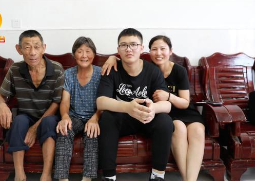 重症监护室|18岁少年突遇车祸，截肢后躺在重症监护室复习，高考成绩684分