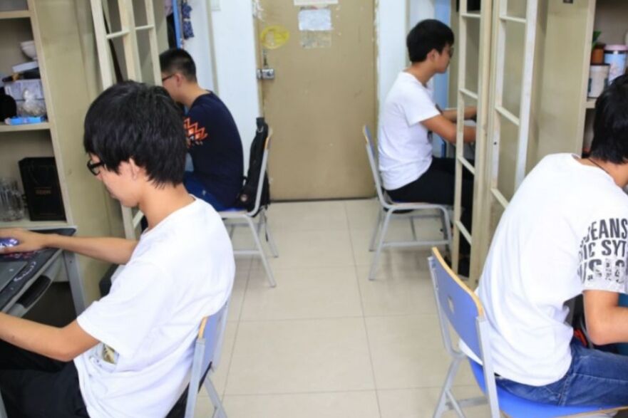 大学|大学宿舍调寝，学生被票出局求安慰，评论区却更往“伤口上撒盐”