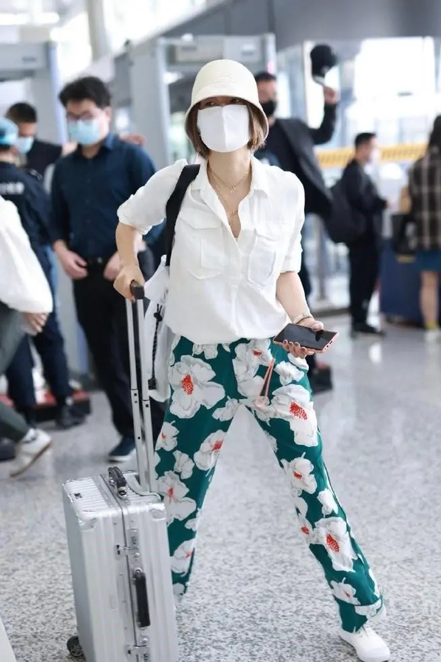 全球资讯 马伊琍真没星架子，穿绿花裤抢眼却接地气，过安检还自个扛行李箱