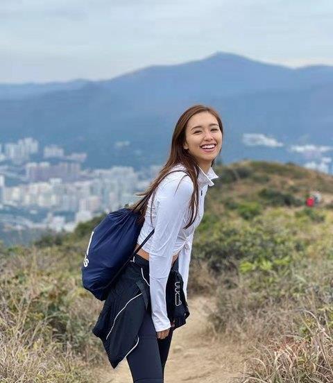 TVB|29岁TVB新天后, 穿超短裤晒长腿，网友：有点像陈法拉