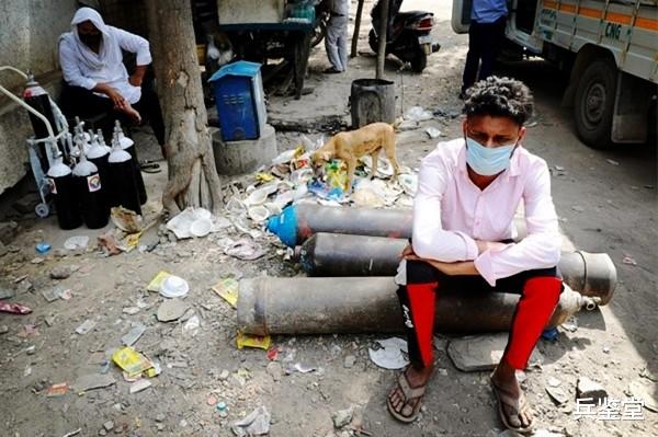 印度尼西亚 印尼男子坚称世上没有新冠，跟确诊患者嘴对嘴呼吸，最终死于新冠