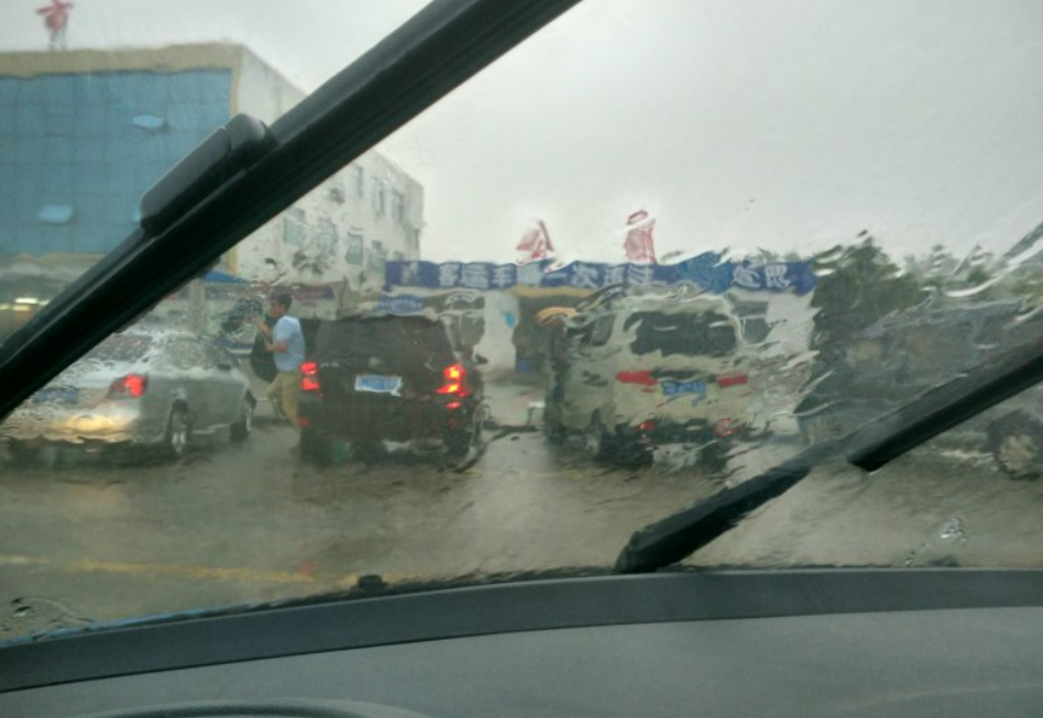 暴雨 跑高速突降暴雨，靠边停车会被罚吗？交警：再说一次
