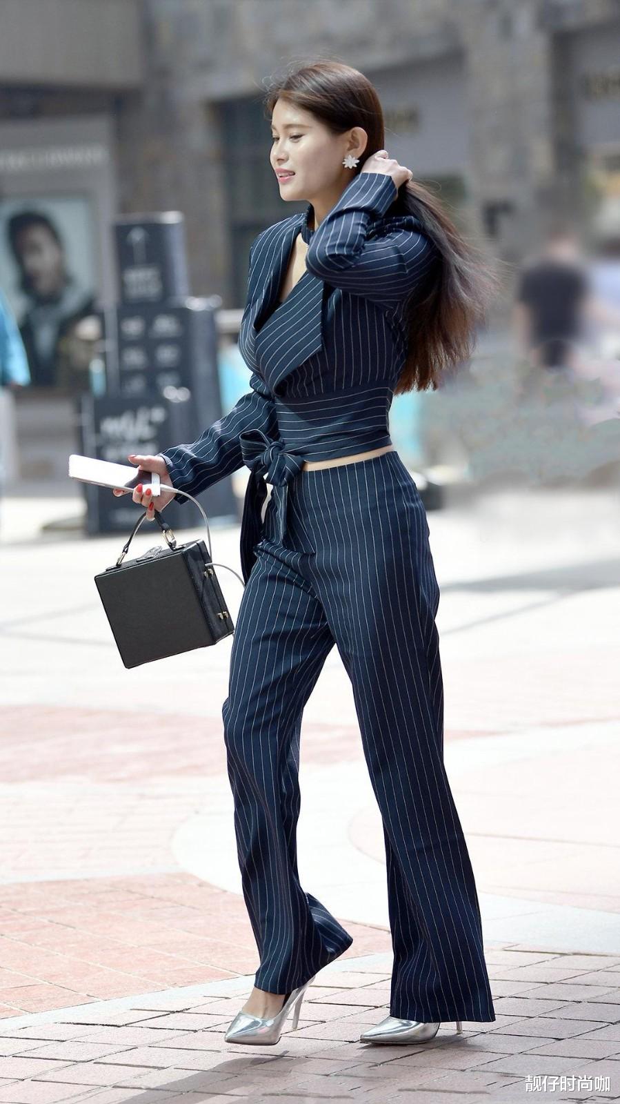 高跟鞋|职场女性必备单品，条纹西装+银色高跟鞋，显高显瘦，干练显气质