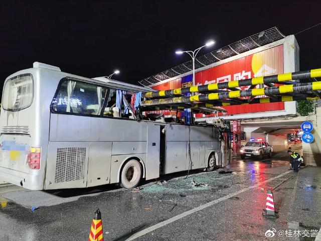 广西|广西一旅游大巴被限高架“削顶”，1死6伤！警方凌晨通报