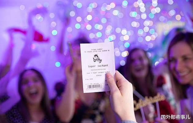 冰研未来 建筑工人中6.9亿让女友辞职，领奖后疯狂买车买房遭邻居投诉