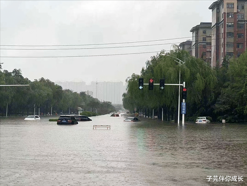子芫伴你成长|等了一夜，“雨衣爸爸”没接到女儿：爱与不爱，此生都不会再见了