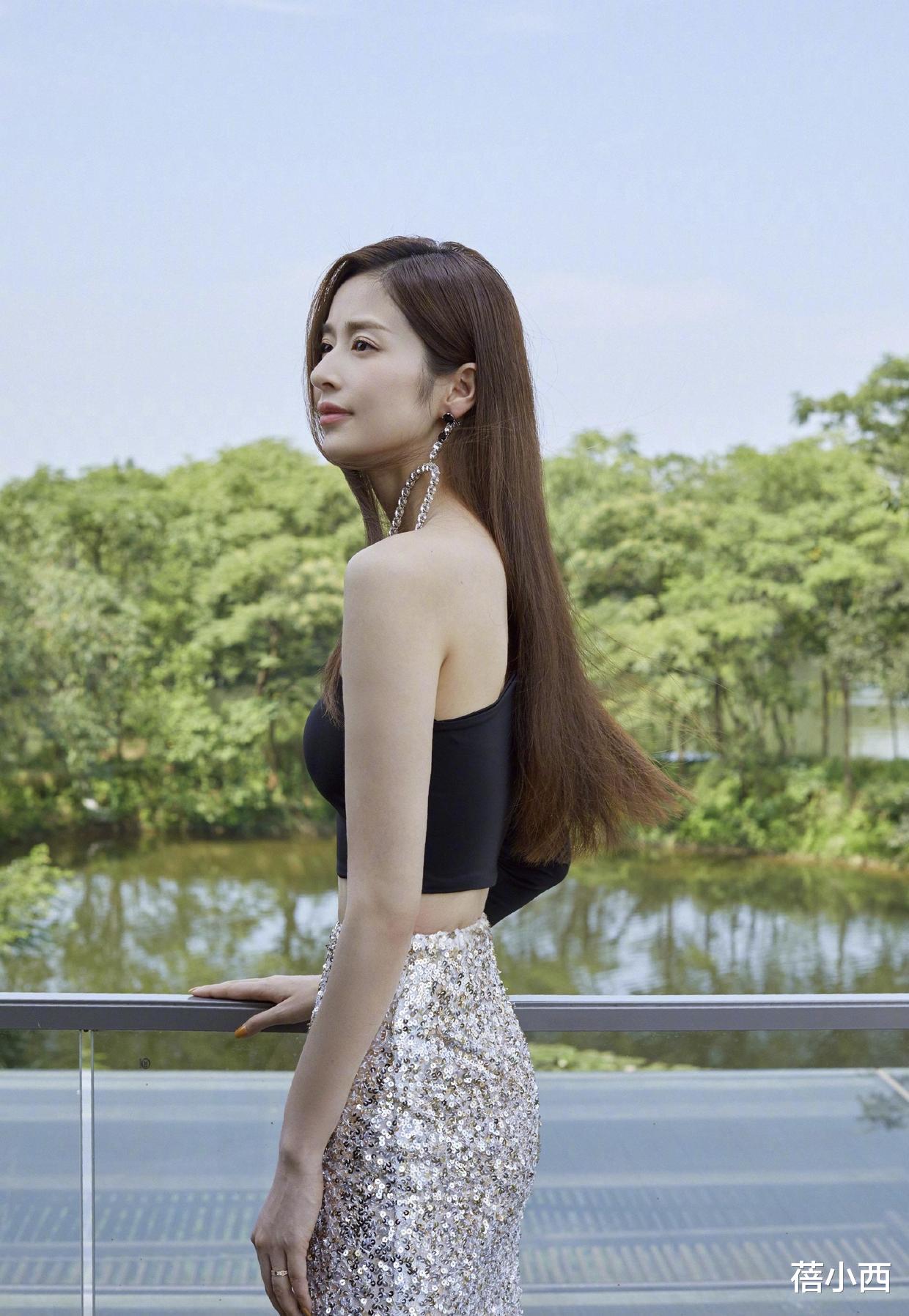 蓓小西|169的颖儿又美出圈了，穿白色吊带裙真漂亮，90斤身材真让人嫉妒