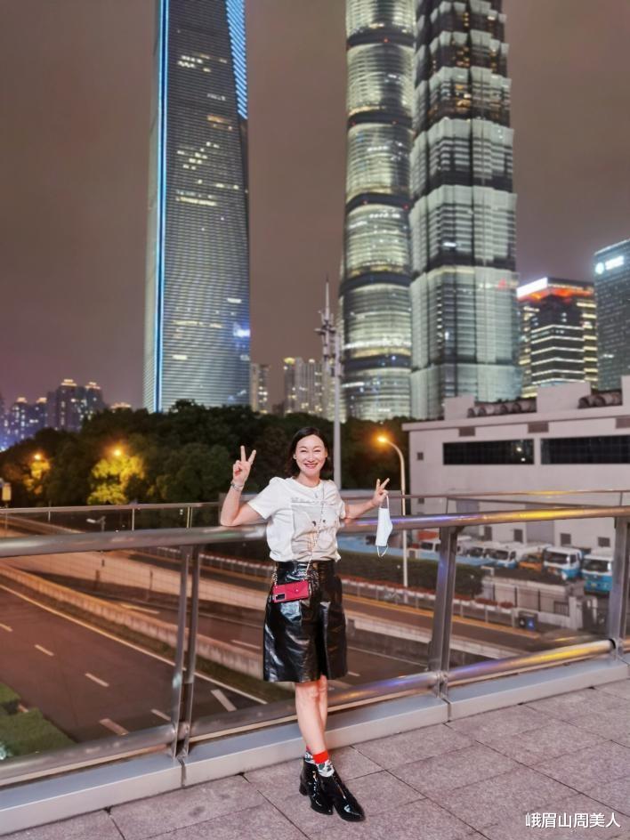 峨眉山周美人|女人过了55岁，夏天穿T恤记住“3不要”，容易显老还没气质