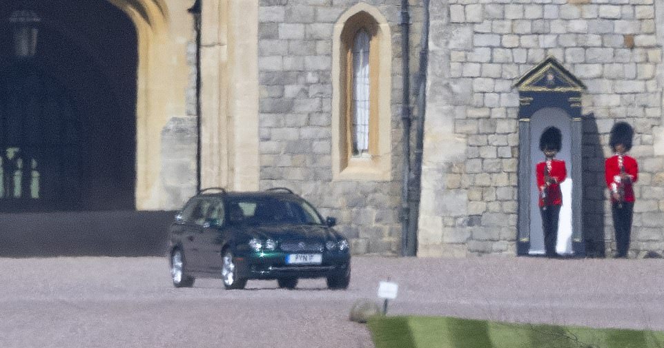 親王葬禮後英女王首次現身！又獨自開車遛彎，戴花頭巾依然超悲傷-圖8