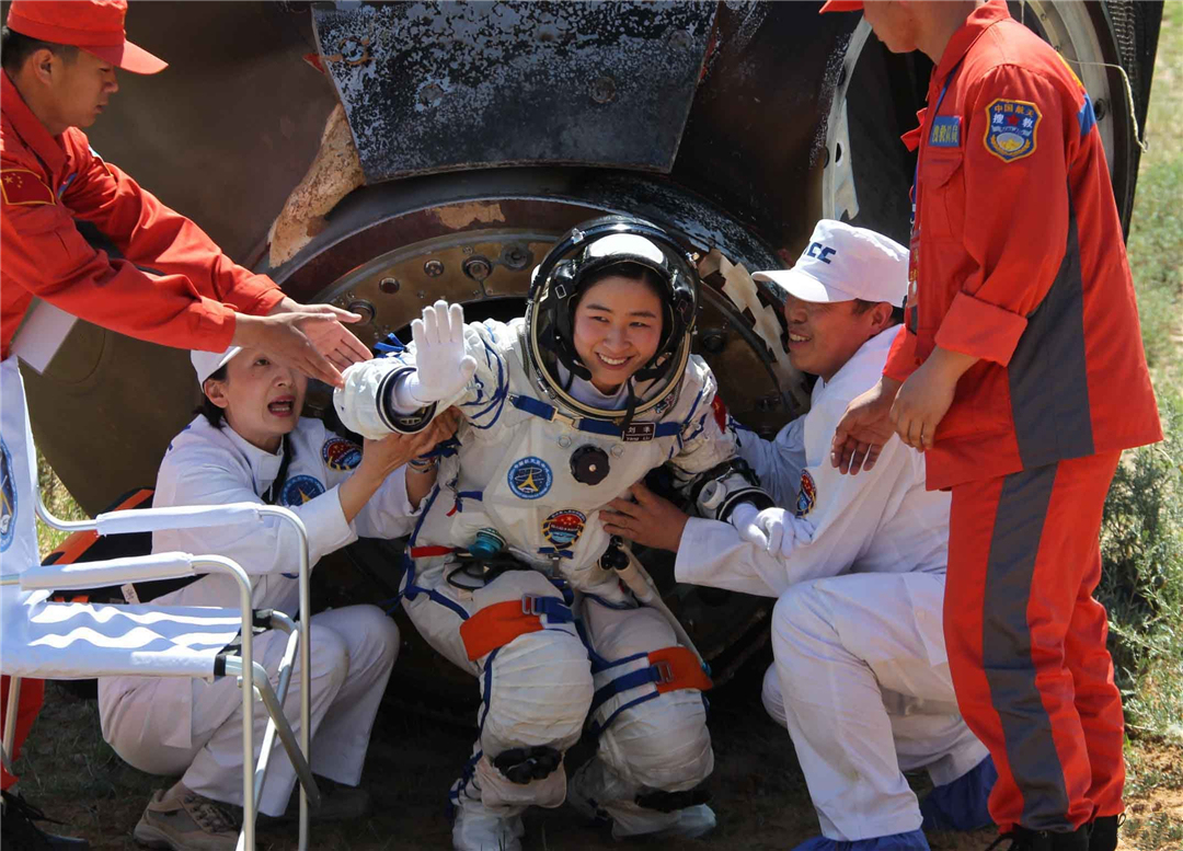 航天员 在太空中生活，航天员如何处理如厕问题？女航天员来例假怎么办？