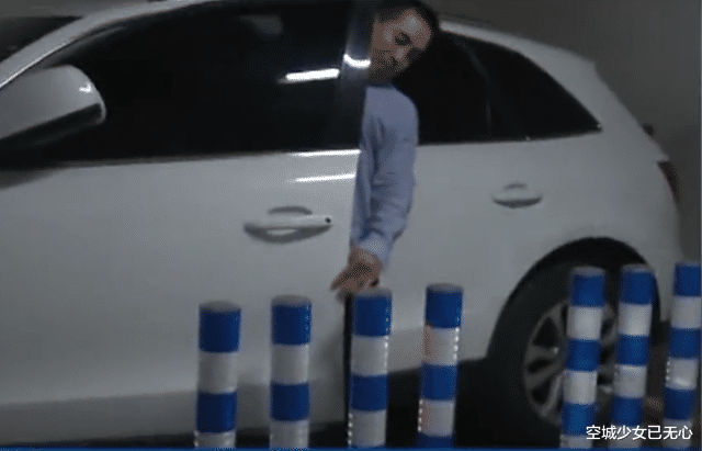 男子在自家车位怒钉8根柱子,邻居停车苦不堪言,男子:碍谁了?