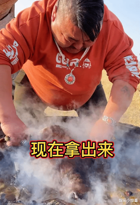恩克请朋友吃牛头宴,肉汤被嘲像“沥青”,网友:洗手了吗?