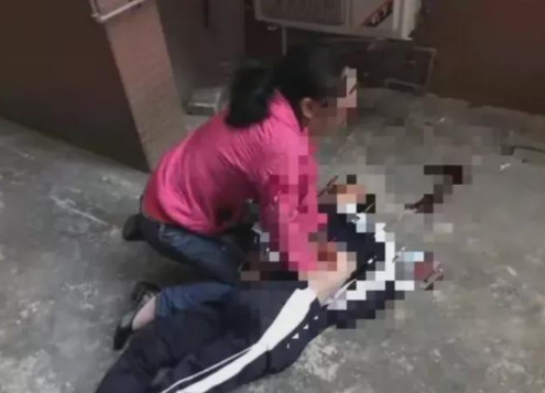 深圳市|深圳大V博主儿子在家跳楼,家长却让学校负大部分责任?