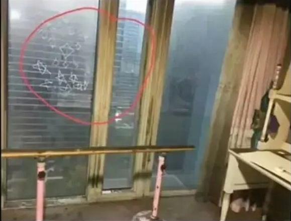 朱小贞|朱小贞事件又出现疑点，窗户上的图案非常奇怪，可能不是巧合