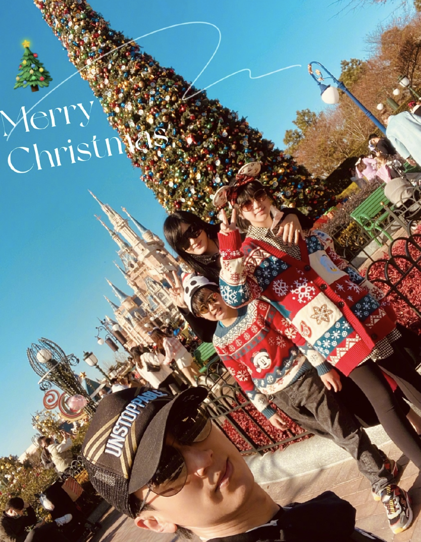 迪士尼|吴尊一家打卡迪士尼，和妻子浪漫亲吻，NeiNei身高快赶上妈妈