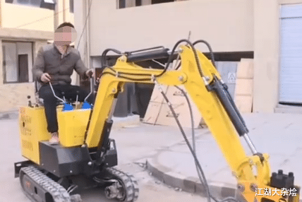 江湖大杂烩 四川一男子网购挖掘机,到手后傻眼了:要不换好的,要不退货