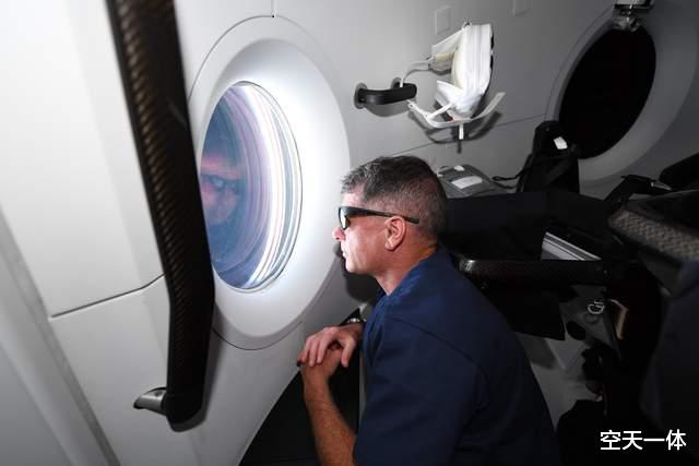 太空 龙飞船游客太空归来，4人都不是专业航天员，出舱为何不用抬起？