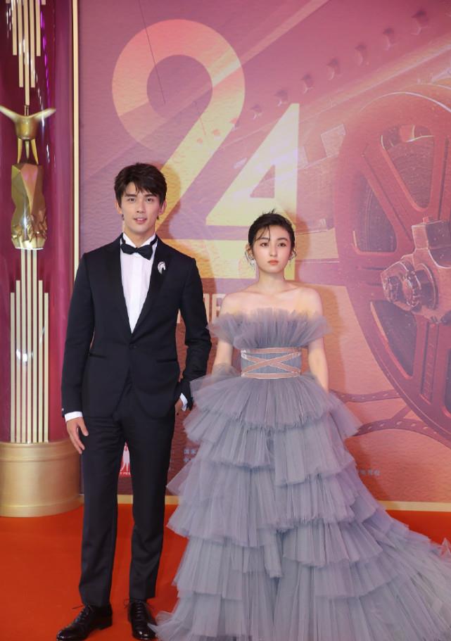 张子枫|张子枫在床上看书，她的“趴姿”引全网女生模仿，变瘦是有原因的