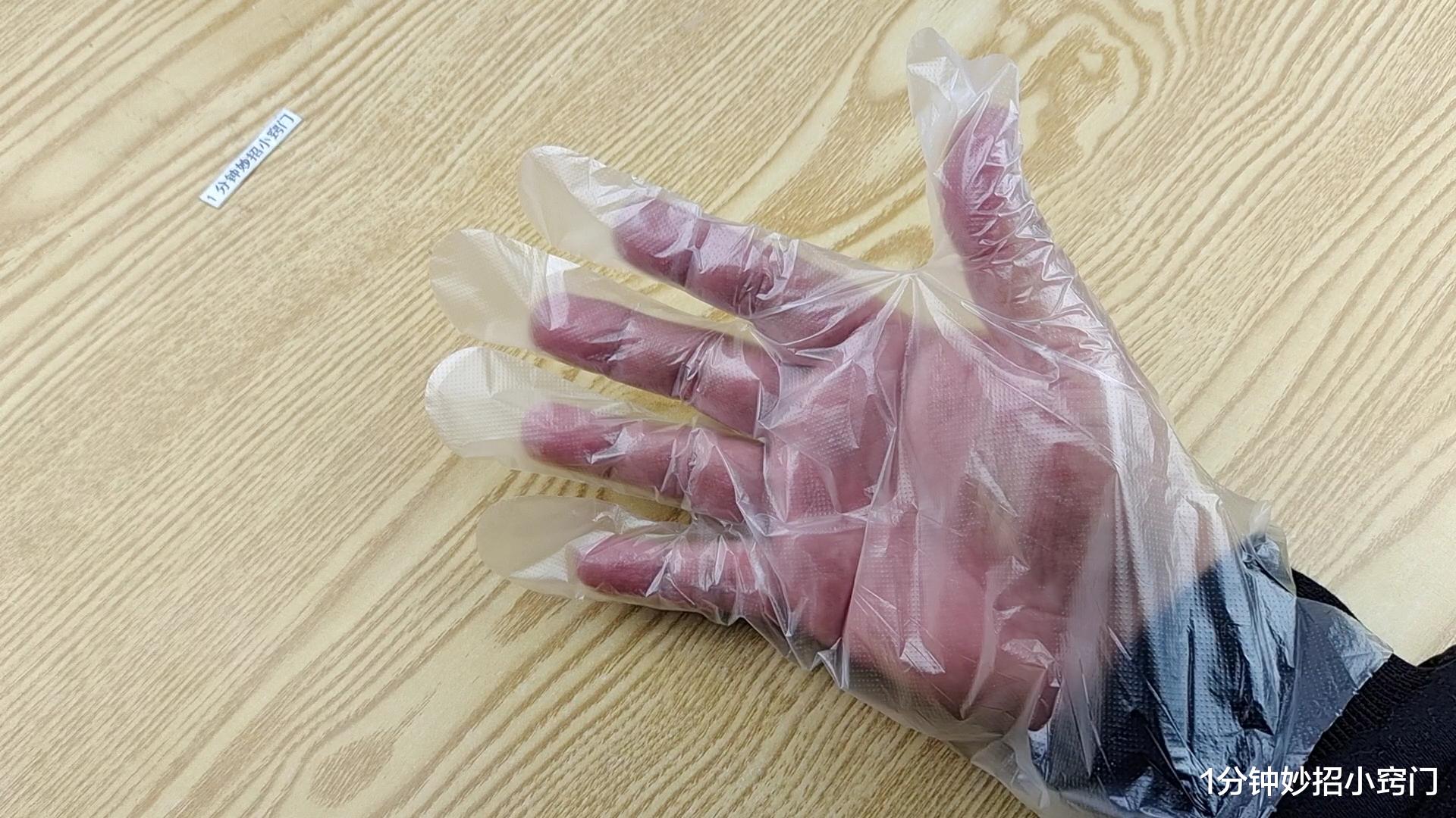 太聪明了,原来一次性手套还能这样用,很多人还不知道