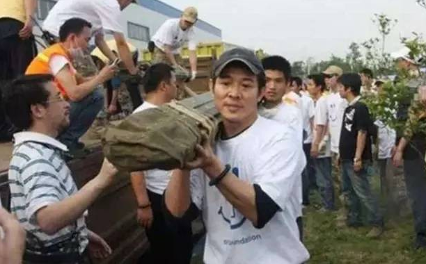 关晓彤|鲁豫在节目中问李连杰爷爷是谁，李连杰回应：我敢说，你敢播吗