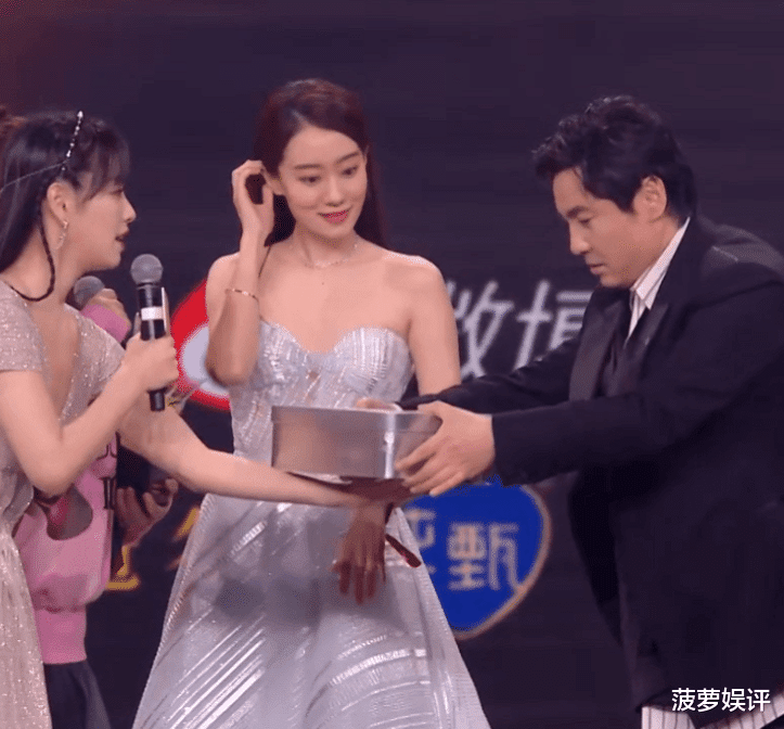 张小斐|微博之夜明星互动现场，留意到明星交谈现场，张小斐地位显而易见