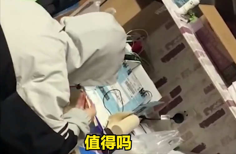 民生小鱼 值得吗？大学生为攒2100元机票钱见异地恋女友，天天就咸菜吃米饭