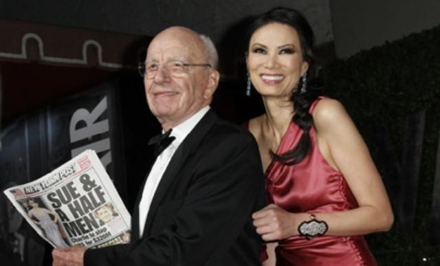 邓文迪|52岁邓文迪：离婚6年后卷走前夫40亿美元，交往小17岁男友显娇憨