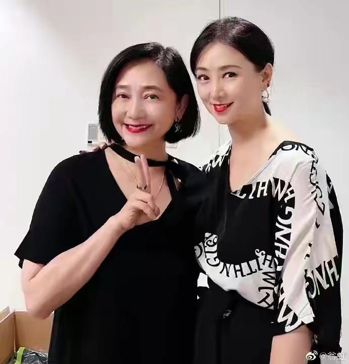 加菲猫说时尚|翁虹一家三口罕合体！13岁女儿素颜艳压欧阳娜娜姐俩，欧美感十足