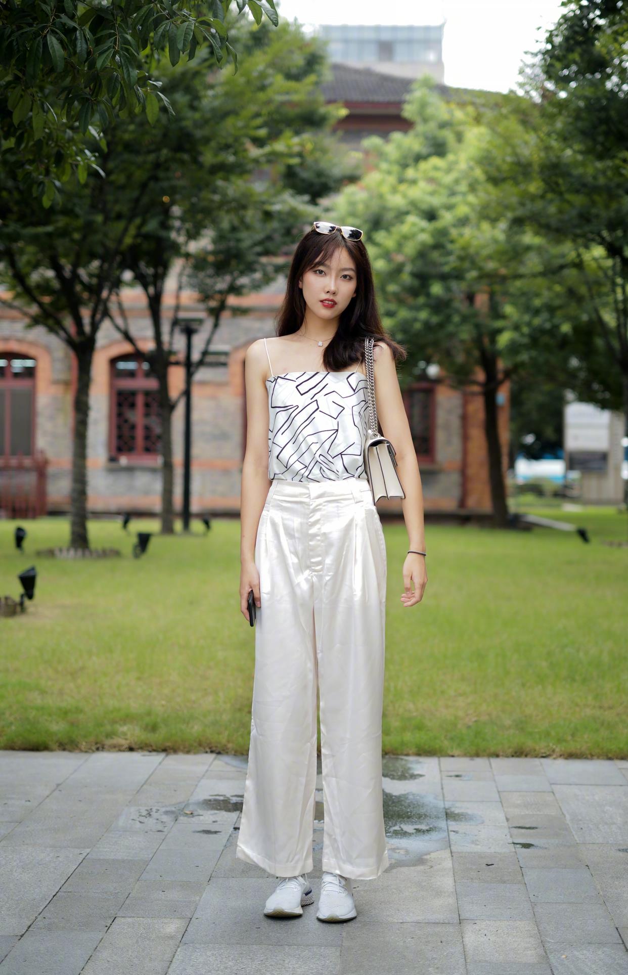 裤子|这个夏天，“白色裤子”这样穿，优雅大方还显瘦，职场女人都爱了