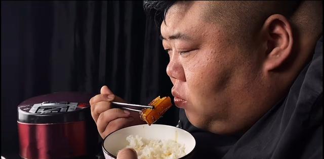 |继泡泡龙后，又有两位美食主播成了担心对象，网友：别挣钱不要命