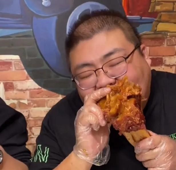 |泡泡龙去世后，某吃播网红继续暴饮暴食，网友喊话脸上已经有黑斑