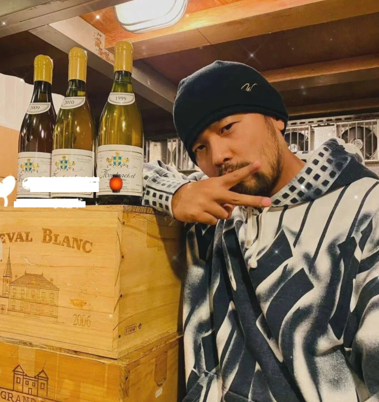 周杰伦|周杰伦被质疑炫富，与妈妈喝74年的红酒，一把椅子价格超300万