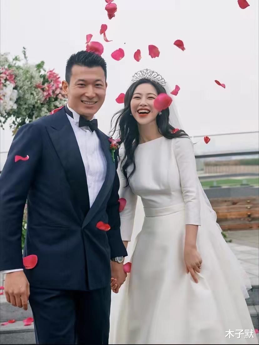 木子默 朱珠晒哺乳照，连续8年获全球最美面孔前100名，做母亲后更美了！