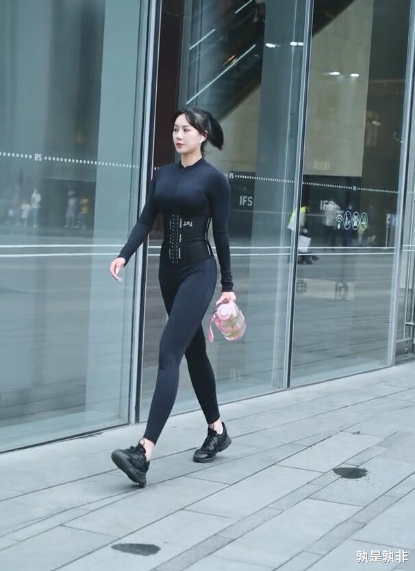 |运动风美女的造型，一身都透着青春的朝气