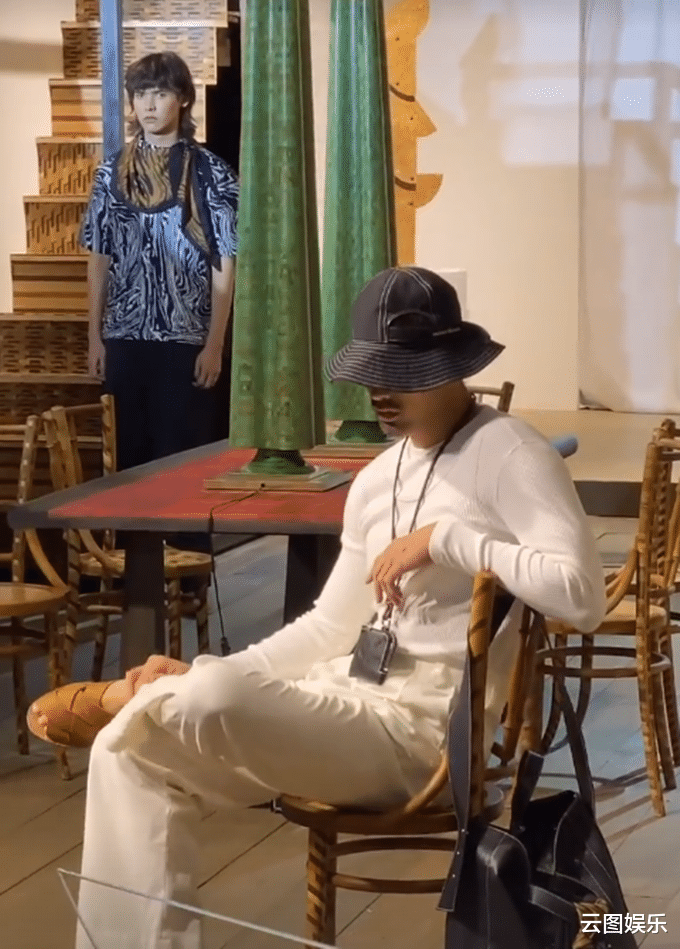 韦唯|韦唯25岁儿子出道当模特！胡子拉碴男人味十足，五官像82岁老爸