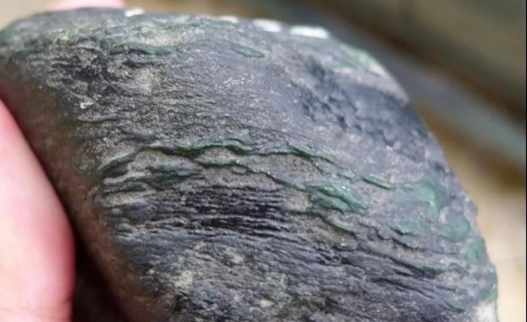 翡翠|什么是翡翠原石的蟒带，赌色的生命带，不识蟒带何言赌石？