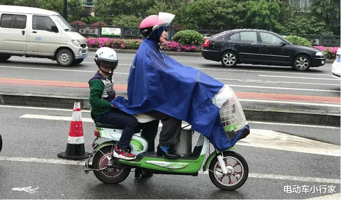 电动车小行家 女子骑电动车被扣，说从车上拿点东西，看到拿的东西后：太机智了