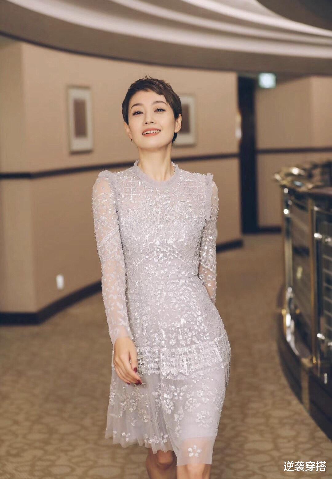 裙装|马伊琍的气质真是无敌了，穿亮片裙配短发，手挽徐峥走红毯似女王