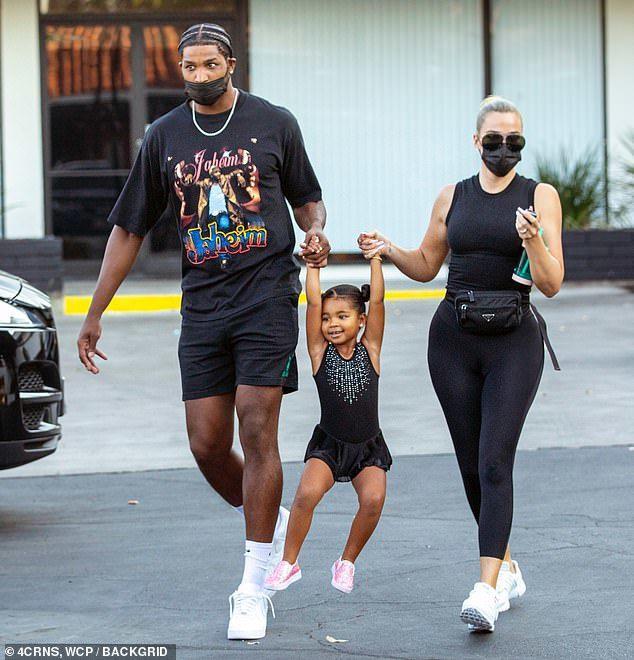 沙僧|科勒·卡戴珊接娃下课，纯黑装显丰腴身姿，被NBA前任惦记却难动心