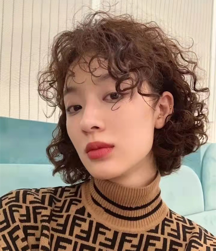 衬衫 9款适合40到60岁女人的烫发，都是现在流行款式，时尚减龄好打理