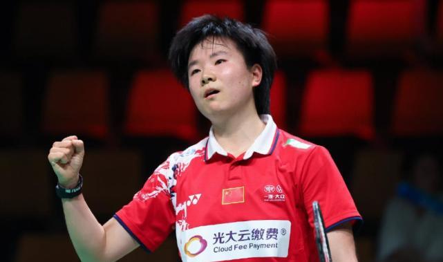 何冰嬌|國羽女單16強第三人！何冰嬌首秀輕松橫掃過關(guān)，世錦賽迎開門紅！