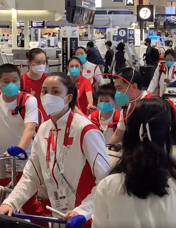 吴婉芳|全红婵抱着大玩偶，飞回祖国！郭晶晶盛赞：我跳了20年也没这么好