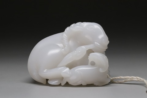 和田玉籽料|舊藏和田玉籽料“一级白 羊衔灵芝”