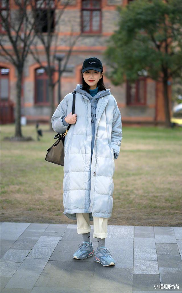 小喵聊时尚 穿羽绒服时，挑对颜色是关键，建议多穿这3种“高级色”，很减龄