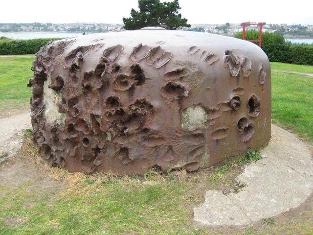 炮弹|看看什么是希特勒的德国工事，被打成马蜂窝却依然健在，不服不行