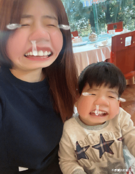 陳妍希曬照，4歲小星星發量濃密，和媽媽用“鼻涕泡”特效畫風搞怪-圖4