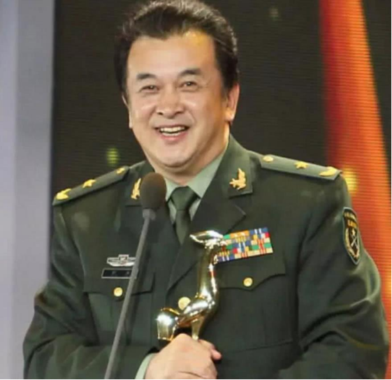 黄宏|黄宏“被捕”带走连登央视春晚24年,小品之王却落个如此下场